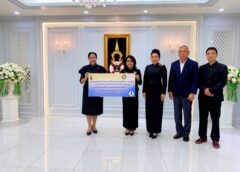 สมาคมสตรีนักธุรกิจและวิชาชีพแห่งประเทศไทย-นครปฐม ร่วมกับบริษัท แกรนด์ คอส กรุ๊ป จำกัด (มหาชน) ภายใต้ แบรนด์ MERREZ’CA สนับสนุนผลิตภัณฑ์เครื่องสำอางเข้าร้านกาชาดสมาคมภริยาทหารเรือ มูลค่า 100,000 บาท