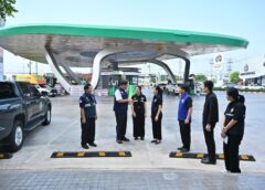 ผู้ว่าราชการจังหวัดนครปฐม นำหน่วยงานที่เกี่ยวข้อง ลงพื้นที่ตรวจสอบสถานีบริการน้ำมันเชื้อเพลิง จากสถานการณ์ความไม่สงบในภูมิภาคตะวันออกกลาง เพื่อสร้างความมั่นใจให้กับประชาชนด้านราคาและคุณภาพพลังงาน