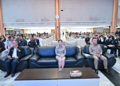 จ.นครปฐม ขับเคลื่อนจัดการน้ำครบวงจร “คืนสายน้ำที่มีชีวิตให้แม่น้ำท่าจีน” น้อมรำลึก 100 ปี ชาตกาล รัชกาลที่ 9 เพื่อสรุปผลการดำเนินงานวิจัยและสร้างเครือข่ายความร่วมมือในการแก้ไขปัญหาน้ำอย่างยั่งยืน ในการบูรณาการแก้ไขปัญหาน้ำเสียและอุทกภัย