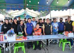 รองผู้ว่าราชจังหวัดนครปฐม ให้กำลังใจเจ้าหน้าที่ประจำจุดตรวจ จุดบริการประชาชน และด่านชุมชนช่วงเทศกาลสงกรานต์ ในพื้นที่อำเภอดอนตูม และอำเภอนครชัยศรี ในการเฝ้าระวังเพื่อลดการเกิดอุบัติเหตุ ผู้บาดเจ็บ และเสียชีวิต